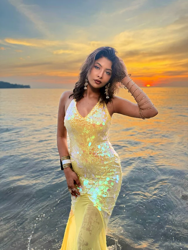 খোলাচুলের সঙ্গে মেরুন সেমিম্যাট লিপস আর গ্ল্যাম ফিনিশের মেকওভার