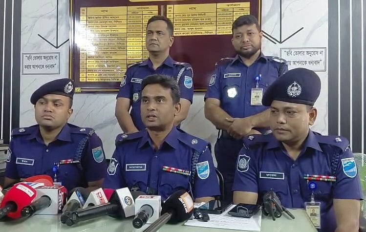 আশুলিয়ায় প্রকাশ্যে গুলির ঘটনায় পিস্তলসহ গ্রেপ্তার ৩