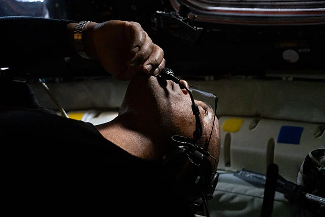 মহাকাশে শরীরের তরল উপরের দিকে সরে যায়, কিন্তু পৃথিবীতে ফিরে আসার পর তা আবার পায়ে নেমে আসে