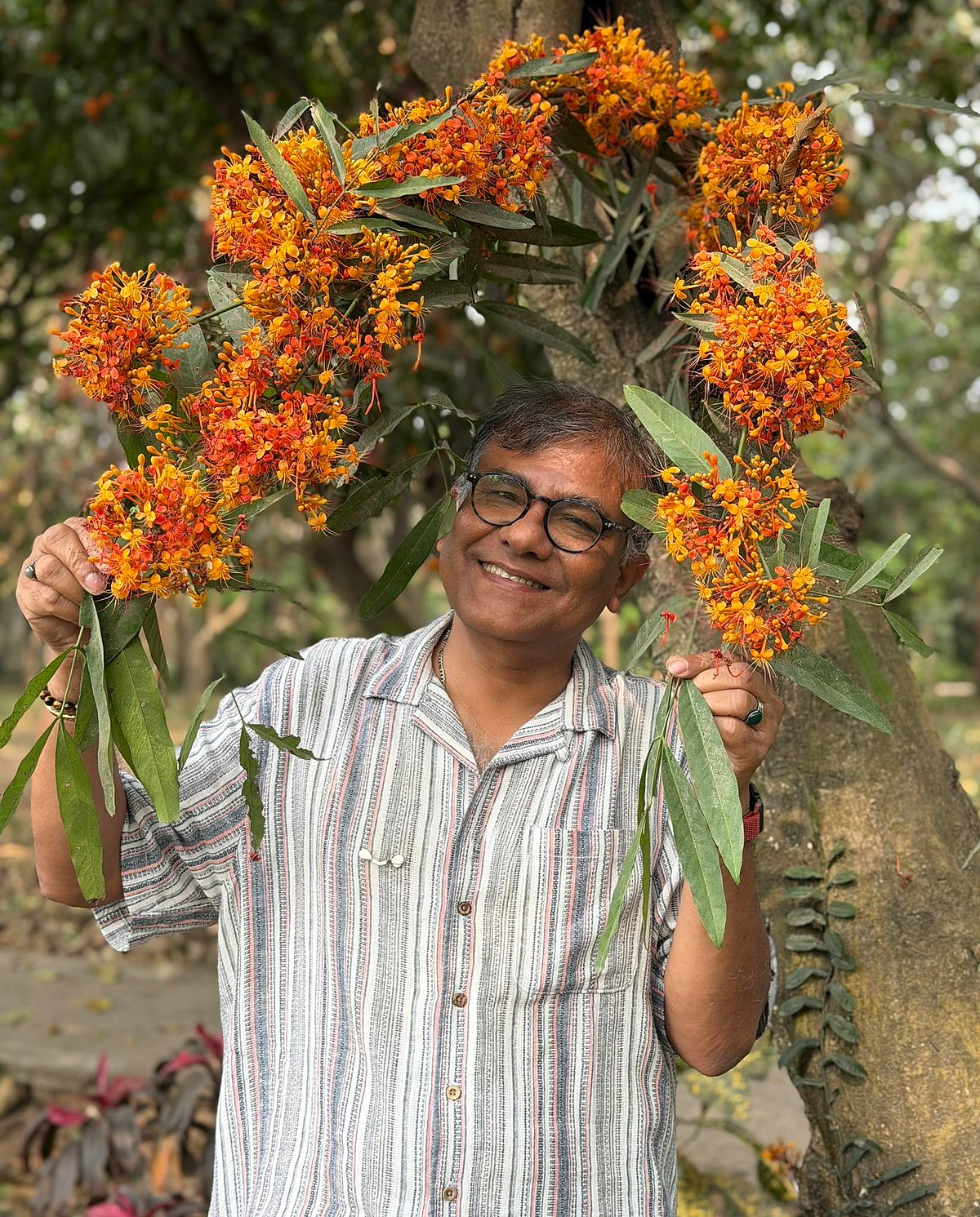 যে দুটি ভিডিও প্রকাশ করে সবার কাছে পরিচিতি পেলেন ‘বৃক্ষবন্ধু’ আজহারুল ইসলাম খান