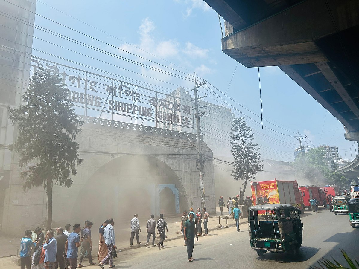 ‘আগুন লাগার খবর পেয়ে ছুটে আসছি, আল্লাহ বাঁচাইছে’