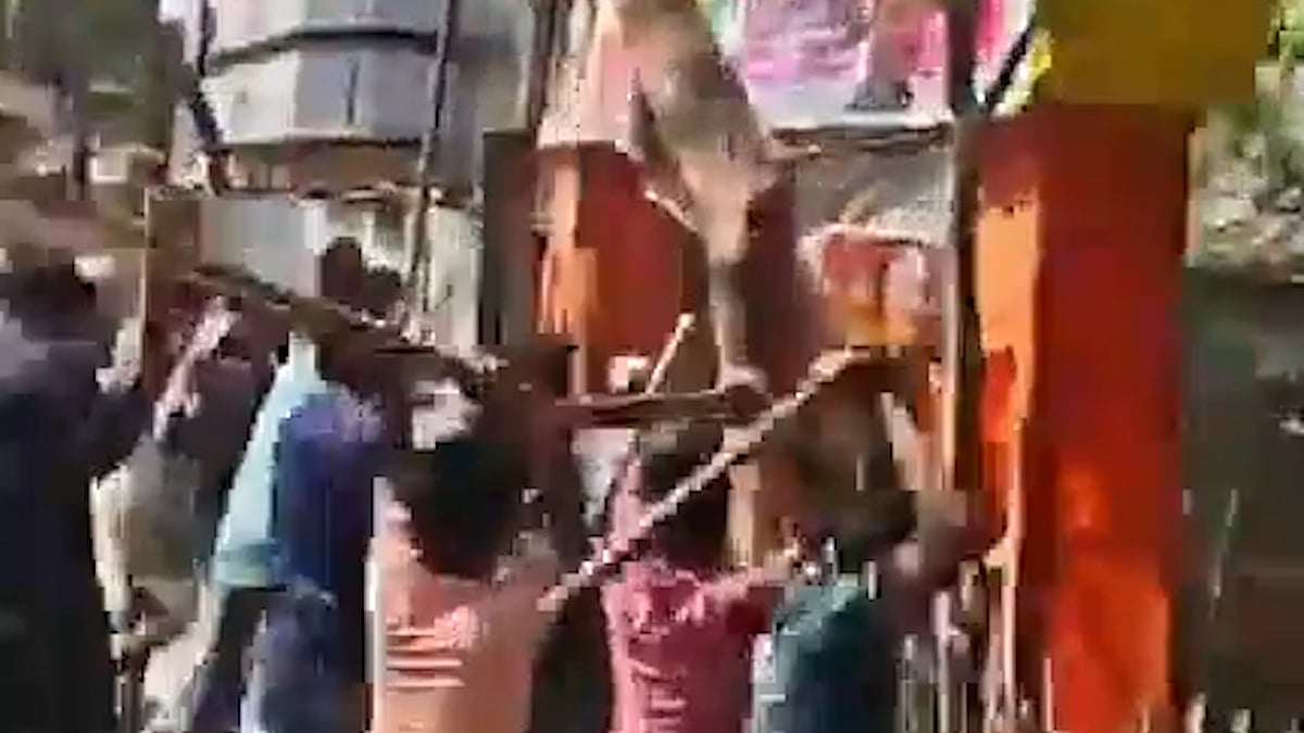 কুষ্টিয়ায় আস্তানায় হামলা চালিয়ে কথিত পীরকে পিটিয়ে হত্যা