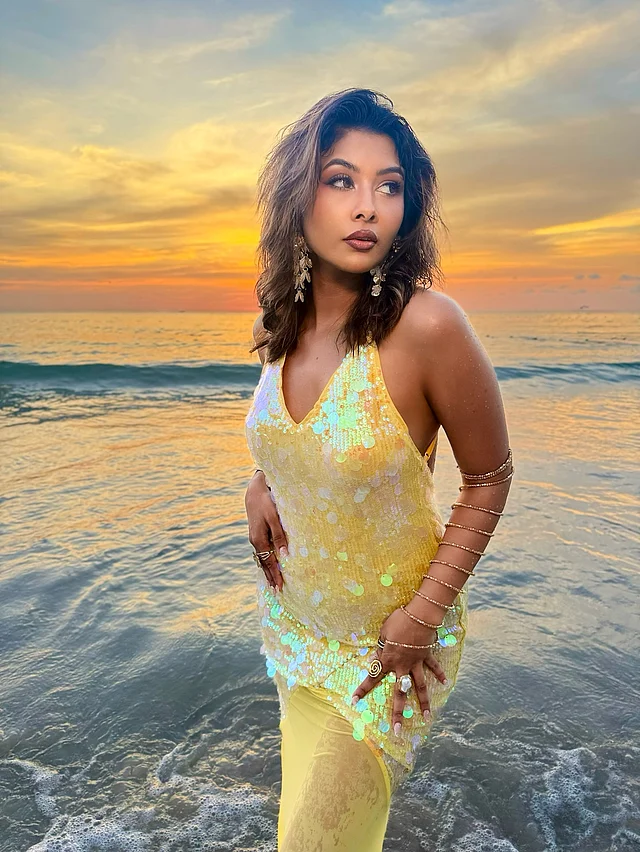 হলটারনেক ড্রেসে বডিকন কাট