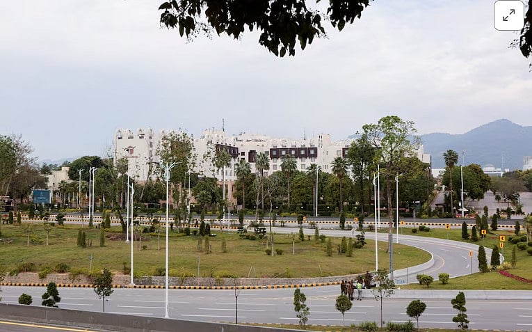 পাকিস্তানে ৪৮ ঘণ্টায় অন্তত ৬টি মার্কিন বিমান অবতরণ করেছে