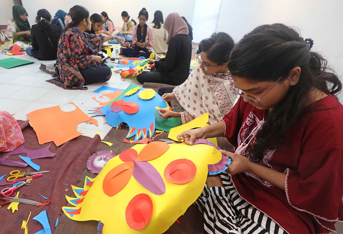 নববর্ষের রঙে মুখোশ তৈরির প্রস্তুতি