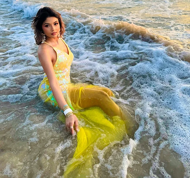 ফুকেটের সাগরের জলে নিজেকে ভিজিয়ে নিচ্ছেন টয়া উজ্জ্বল হলুদ মারমেইড আমেজের ড্রেসে