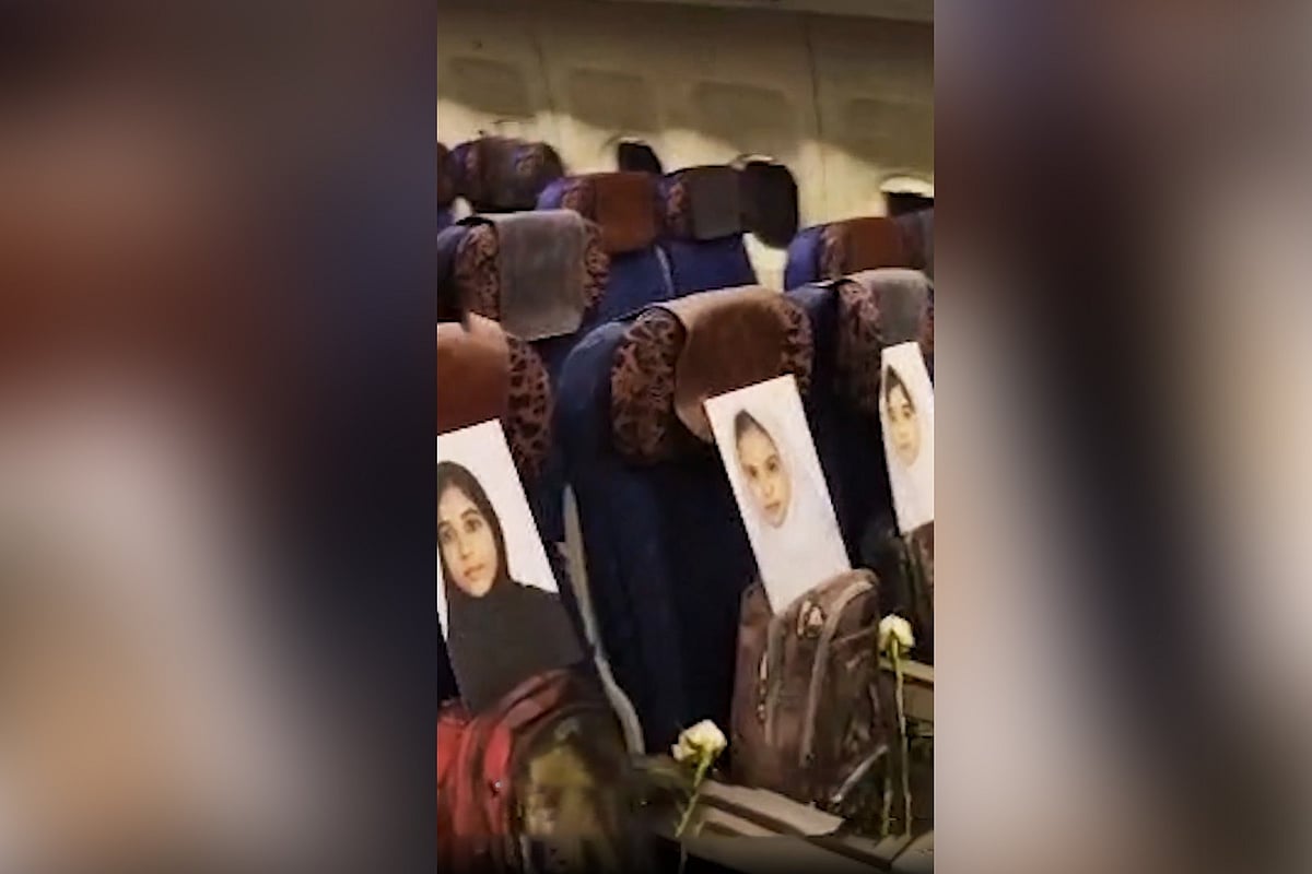 পাকিস্তানে ইরানি প্রতিনিধিদলের বিমানে ‘মিনাব স্কুল হামলা’য় নিহতদের ছবি ও ব্যবহৃত সামগ্রী