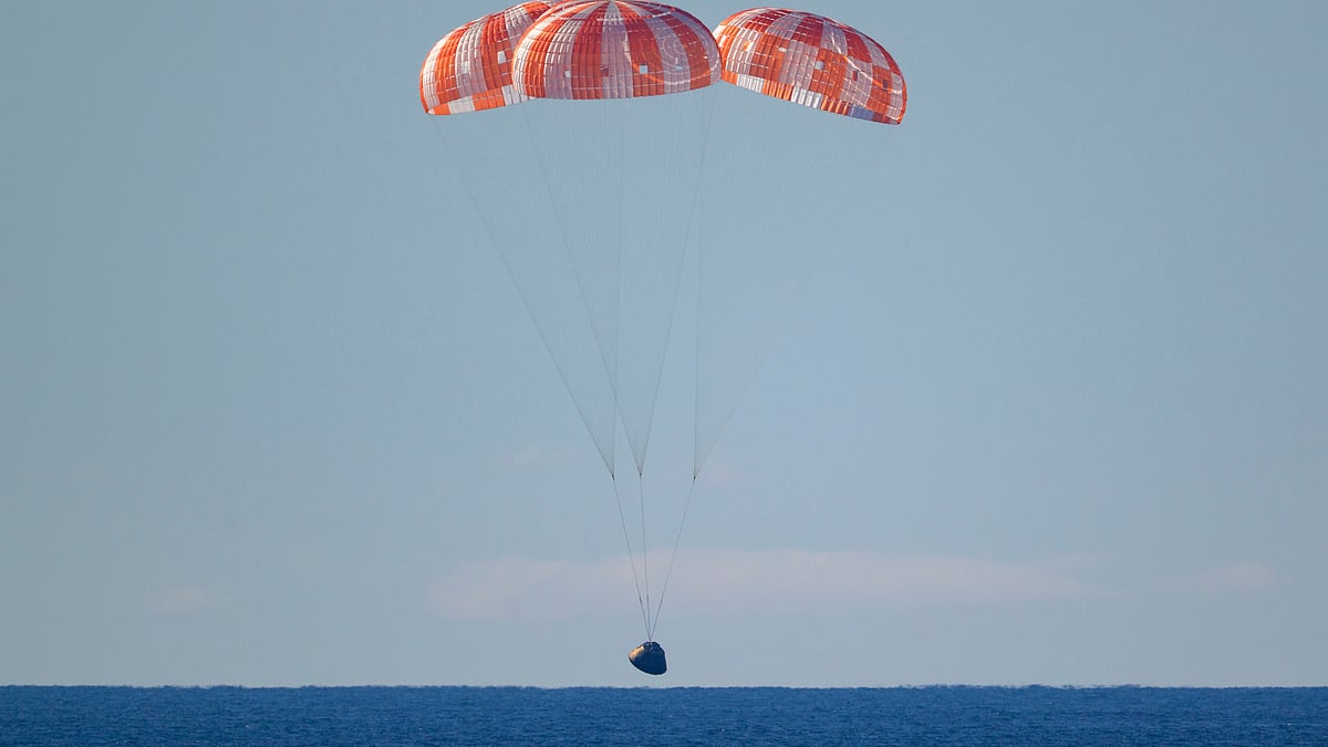 পৃথিবীর বায়ুমণ্ডলে প্রবেশের পর খুলে গেছে ওরিয়ন ক্যাপসুলের কমলা-সাদা রঙের তিনটি বিশাল প্যারাস্যুট। এটি ওরিয়নের গতি কমিয়ে আনতে সহায়তা করে। একসময় এ মহাকাশযান নেমে আসে প্রশান্ত মহাসাগরে। পানিতে অবতরণের ঠিক আগমুহূর্তের দৃশ্য এটি।
