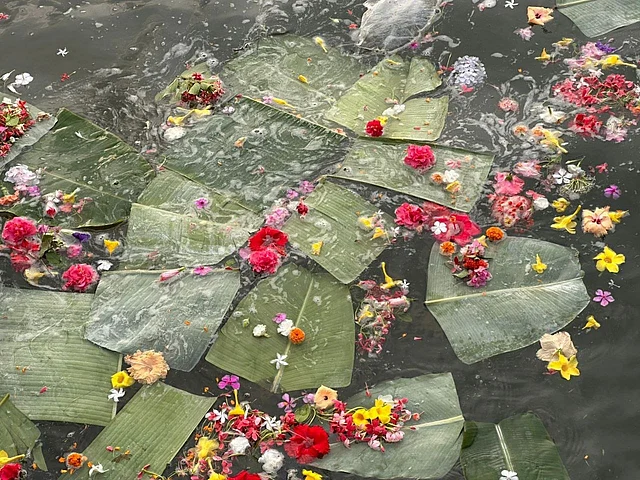 কলাপাতায় ফুলের নৈবেদ্য ভেসে যায় নদীতে