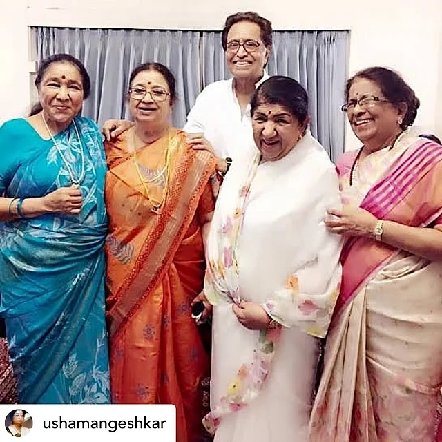 লতা মঙ্গেশকরসহ আশারা ৫ ভাইবোনের ছবি। এখানেও তিনি নীল শাড়িতে