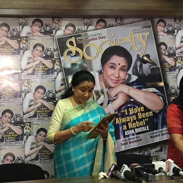 সোনালি ব্লাউজ আর ফিরোজা শাড়িতে প্রচ্ছদকন্যা আশা। সবসময়ই তিনি ছিলেন এক রেবেল 