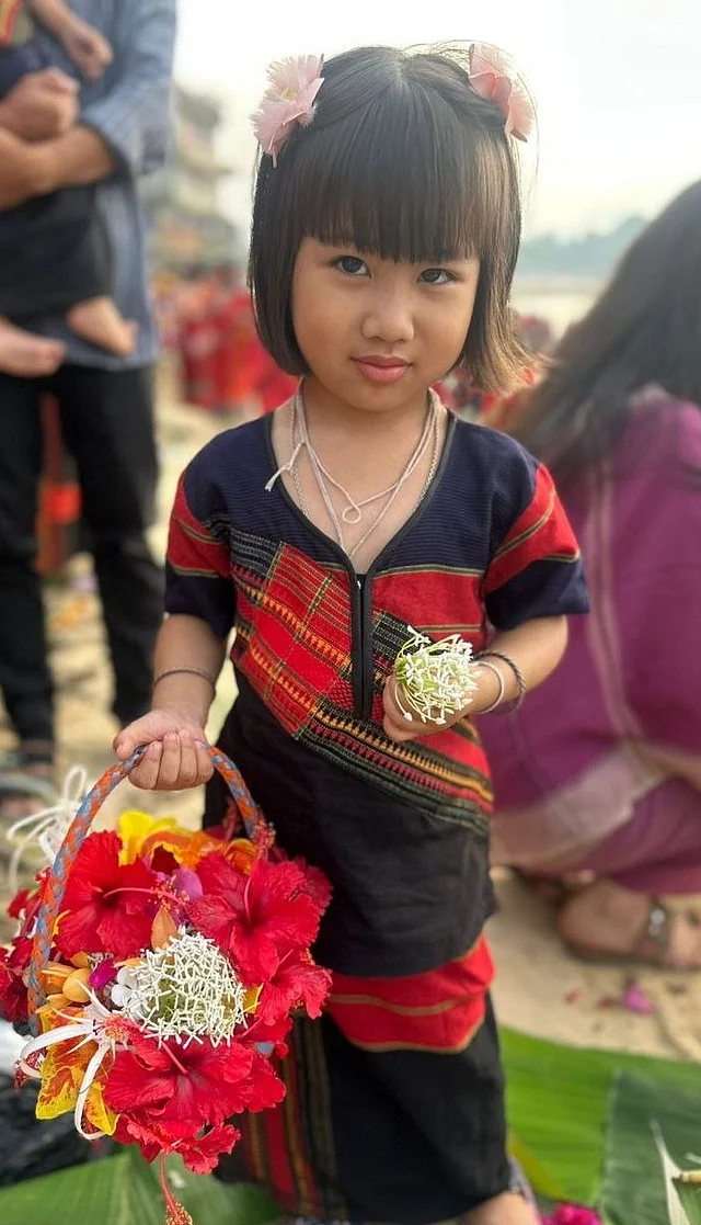 ফুলের সাজি হাতেচোখ জুড়াচ্ছে শিশুটি