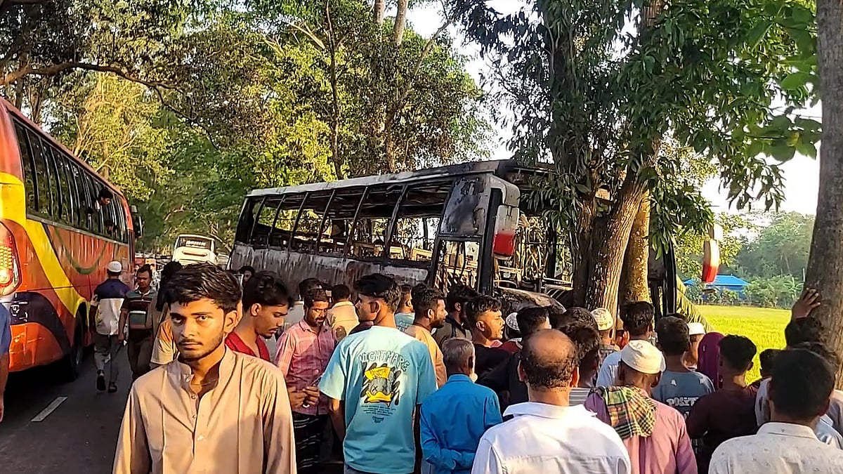 মাদারীপুরে চলন্ত বাসে অগ্নিকাণ্ডে একজন নিহত, আহত অন্তত ১০