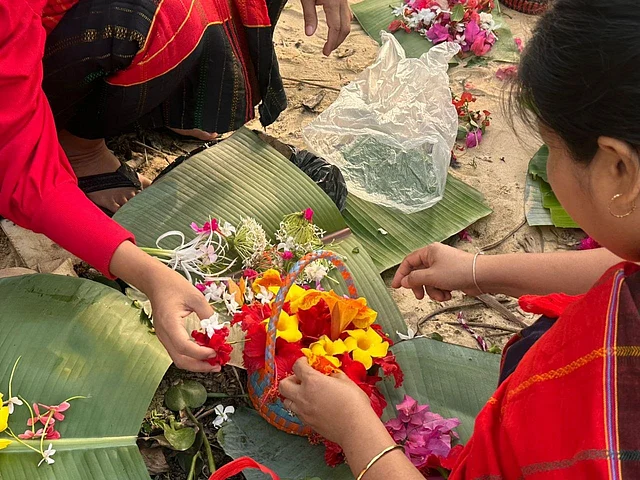 মনের মতো করে সাজিয়ে ফুল ভাসানো হয়