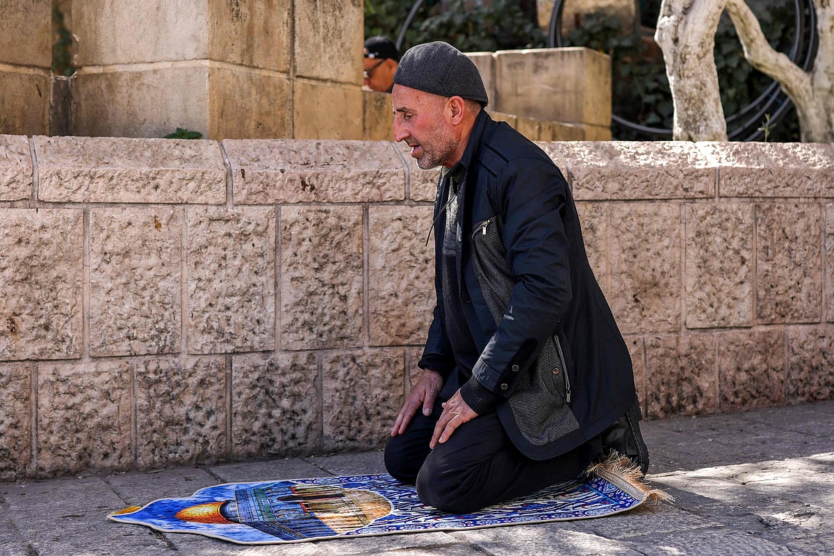 ঘড়ির কাঁটার বাইরে মুমিনের সময়ের হিসাব