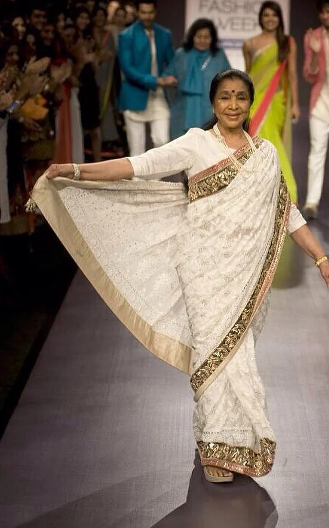 এইতো কিছুদিন আগেও র‍্যাম্পে হেটেছেন জমকালো পাড়ের এই অফ হোয়াইট শাড়ি পরে