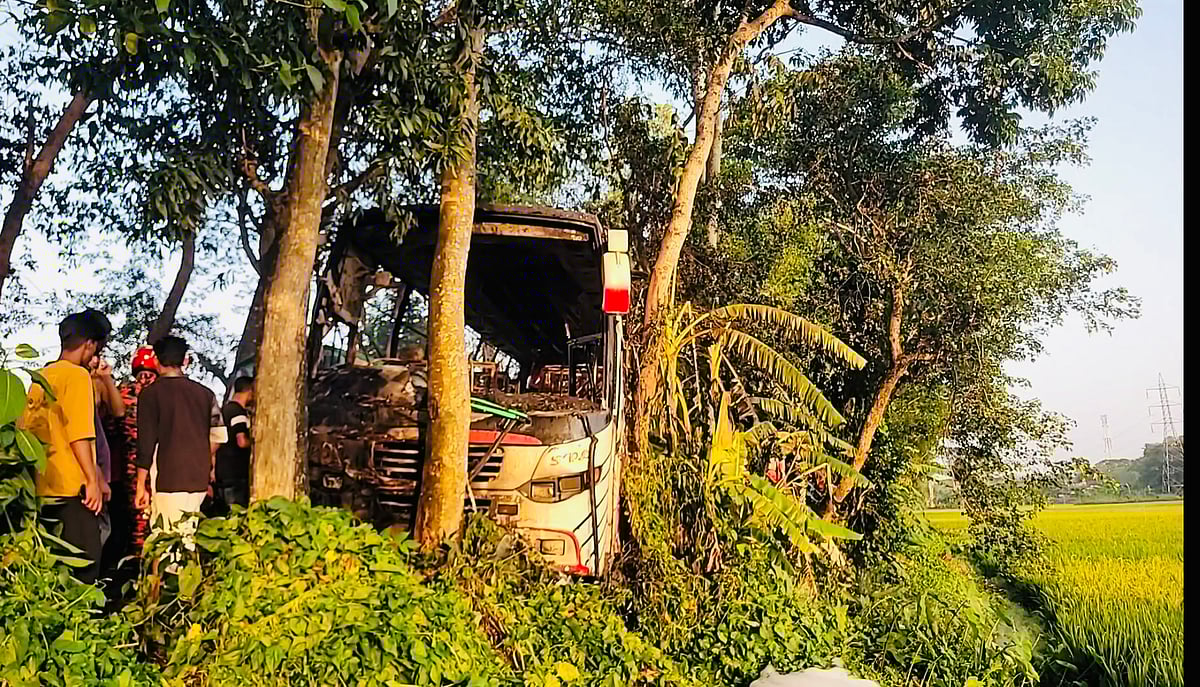 মহাসড়কে চলন্ত বাসে আগুন, নামতে গিয়ে যাত্রী নিহত, আহত ১০