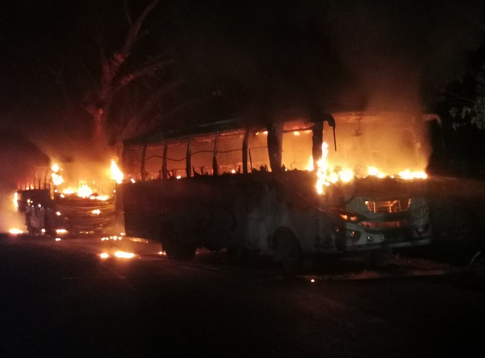 কাপ্তাই সড়কে বাস-অটোরিকশার সংঘর্ষে 
চালক নিহত, দুই বাসে আগুন