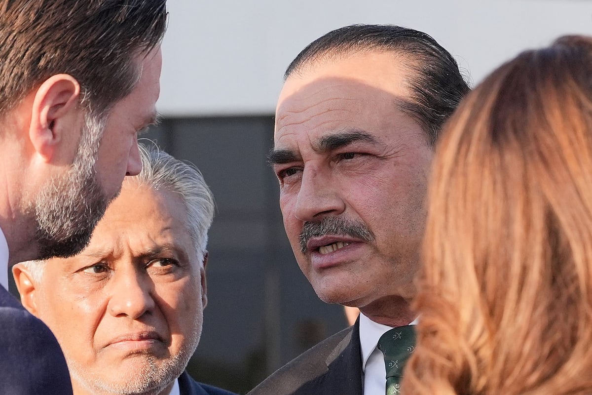 ‘যুক্তরাষ্ট্রের বার্তা নিয়ে’ ইরানে পাকিস্তানের সেনাপ্রধান