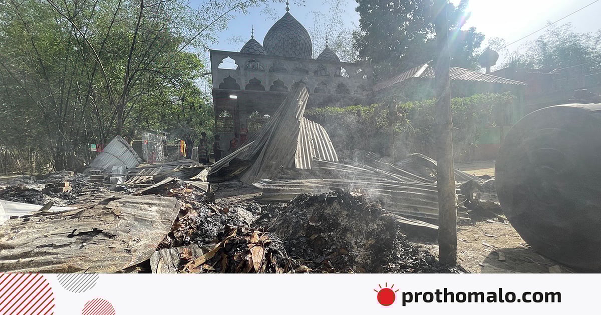 দরবারে এখনো ধোঁয়া, আহতরা আতঙ্কগ্রস্ত দরবারে এখনো ধোঁয়া, আহতরা আতঙ্কগ্রস্ত