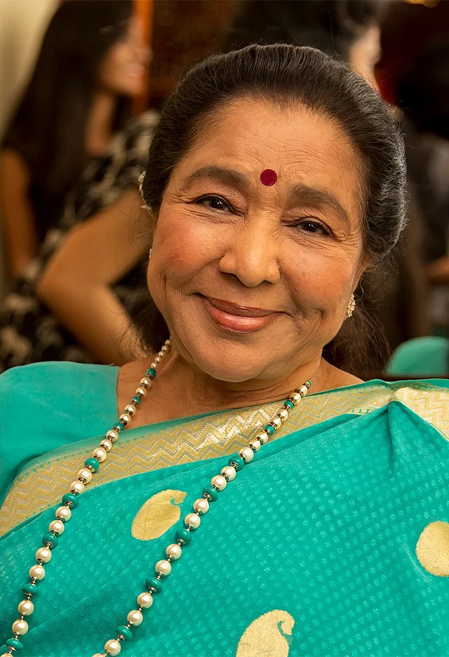 বয়সের ভারে নুয়ে পড়েন নি কখনও। কী সুন্দর লাগছে তাঁকে সোনালি কলকা বুটি ও পাড়ের আকাশি শাড়ির সঙ্গে ন্যুড লিপস, মুক্তার স্টাড, ম্যাচিং মালা আর মেরুন টিপে