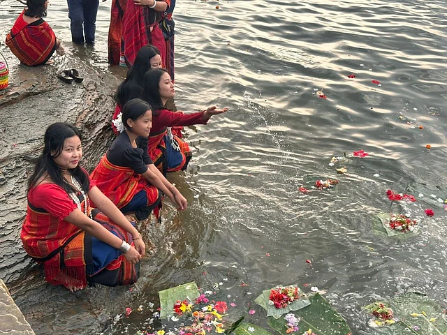 তরুণ-তরুণীরা বন-জঙ্গল থেকে নানা রঙের ফুল সংগ্রহ করে  নদীতে ফুল ভাসিয়ে দেন