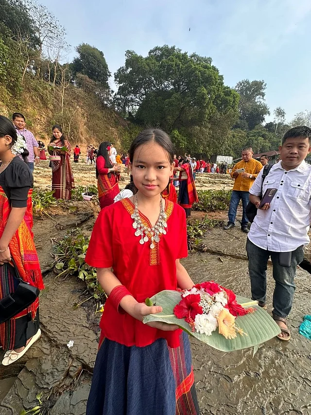 গয়না আর পোশাকের বৈচিত্র্য দেখার মতো 