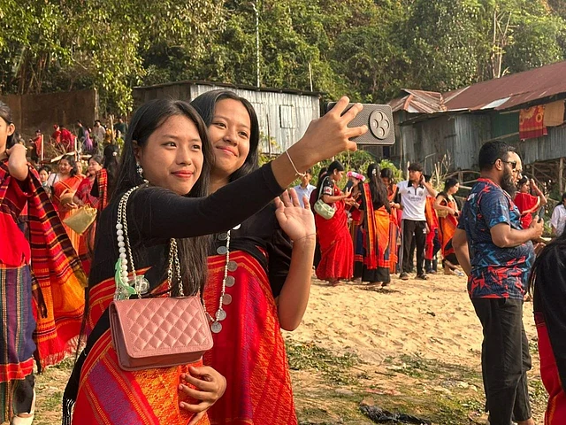 চলছে সেলফি তোলার ধুম 