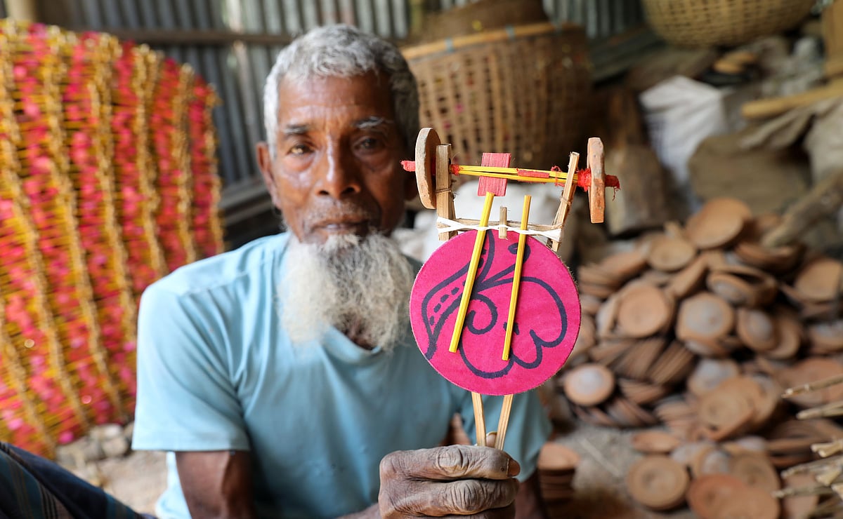 বগুড়ার দুপচাঁচিয়ার খোলাস গ্রামের হজরত আলী খেলনা বানান ছোটবেলা থেকে। এখন তাঁর বয়স ৮৬ বছর, তবে কাজ থামাননি তিনি।