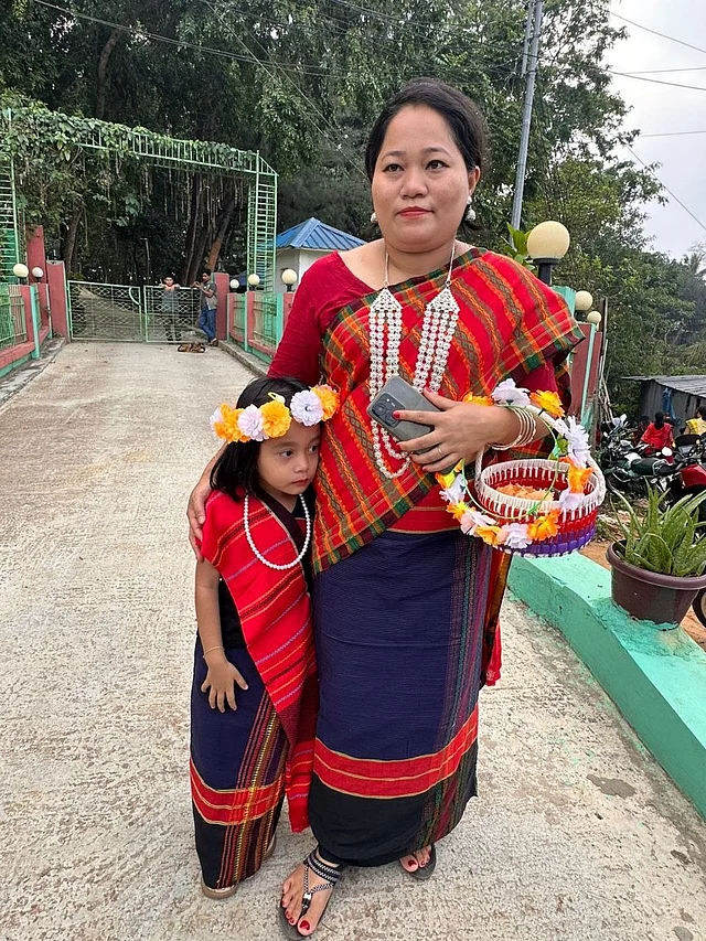 মায়ের সঙ্গেও সেজেগুযে এসেছে তারা