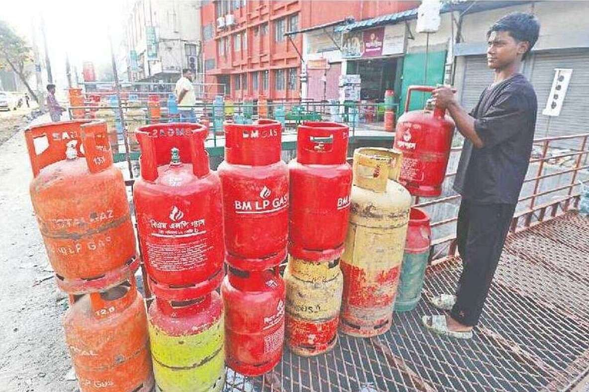 সরকার নির্ধারিত দামে মিলছে না এলপিজি সিলিন্ডার
