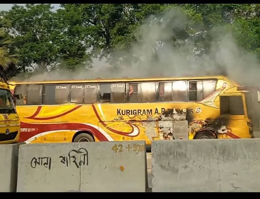 বগুড়ায় দূরপাল্লার চলন্ত বাসে অগ্নিকাণ্ড, অল্পের জন্য রক্ষা পেলেন ৩০ যাত্রী