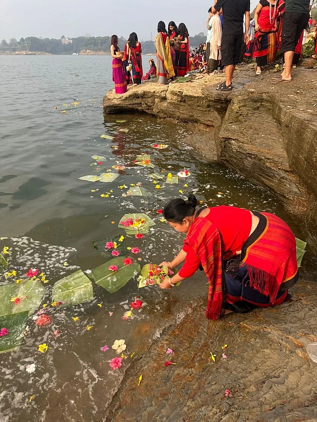 ভক্তিভরে এই ফুল ভাসিয়ে দেওয়া হয় 