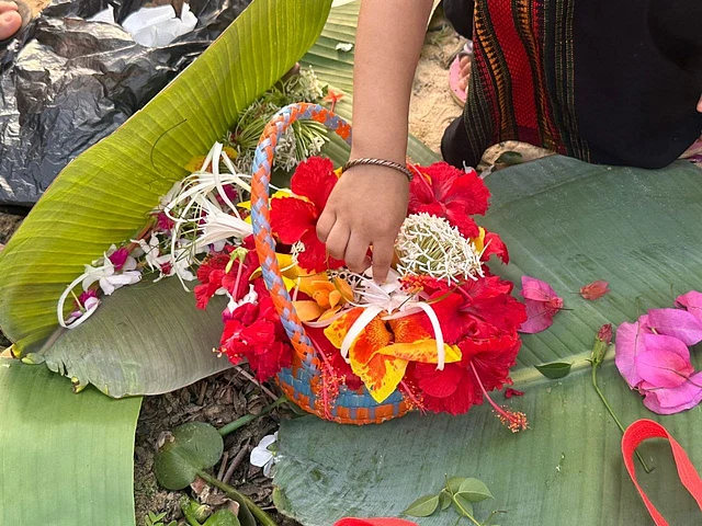 জবা, কাঞ্চন, জুঁই থাকে সঙ্গে