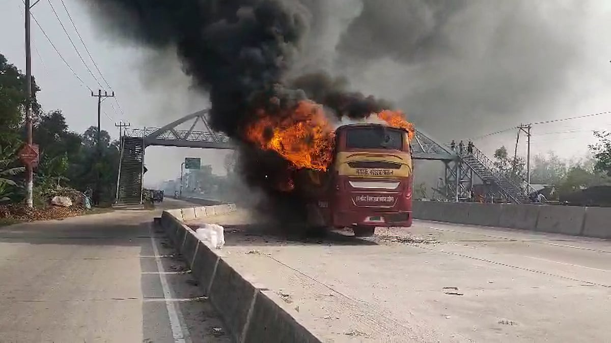 বগুড়ায় চলন্ত বাসে আগুন, অল্পের জন্য বাঁচলেন যাত্রীরা