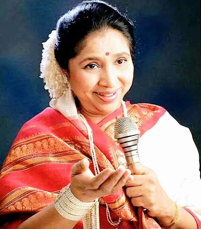 খোঁপার সাদা ফুলের গাজরার খুব স্নিগ্ধ লাগছে লাল পাড় আঁচলের ক্রিমরঙা শাড়ির সাজে আশাকে 