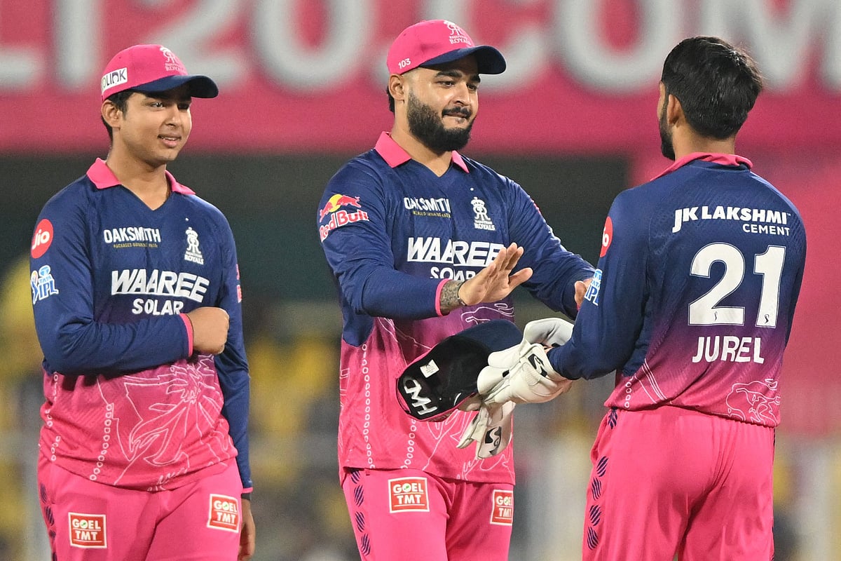 ডাগআউটে মুঠোফোন, বিপদে পড়তে যাচ্ছে রাজস্থান