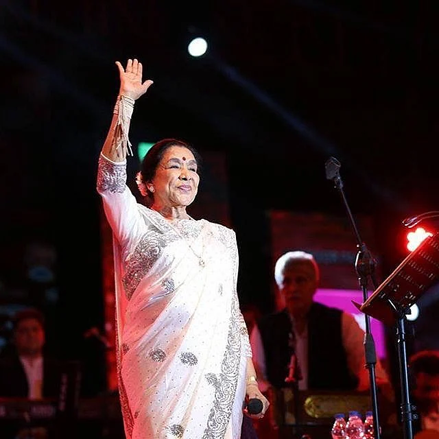 লাইভ পারফরম্যান্সেও নজর কাড়তেন স্টাইলিশ সব লুকে। 