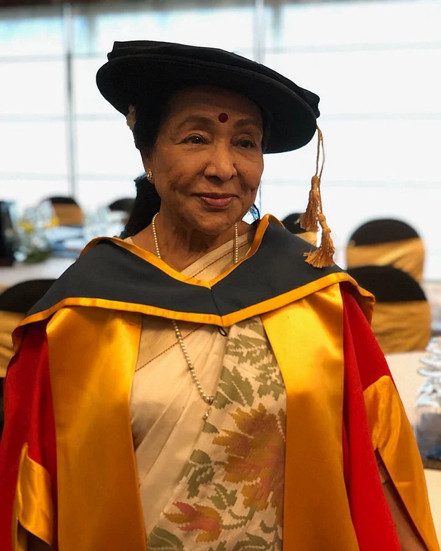 অনারারি ডক্টরেট ডিগ্রি লাভের সময় ঝলমলে সমাবর্তন গাউনে আশা। সঙ্গে অফ হোয়াইট ট্র্যাডিশনাল শাড়ি