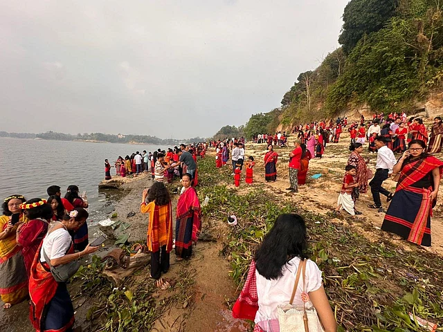 ভোরবেলা থেকেই ফুলবিজু উৎসবে অংশ নিতে সবাই এসেছেন 