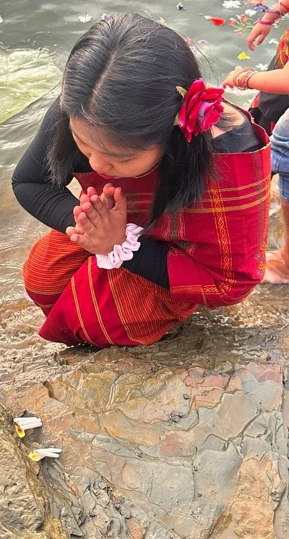 ফুল ভাসিয়ে দিয়ে আন্তরিক প্রার্থনা