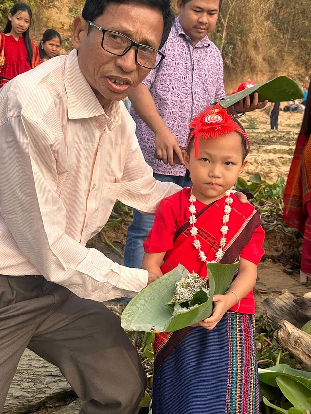 বাবার সঙ্গে এসেছে শিশুরা