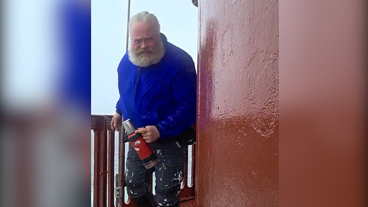 কেবল ঝোড়ো বাতাসের শব্দেই ভাইরাল বাতিঘরকর্মী পাল বিয়র্নডাল