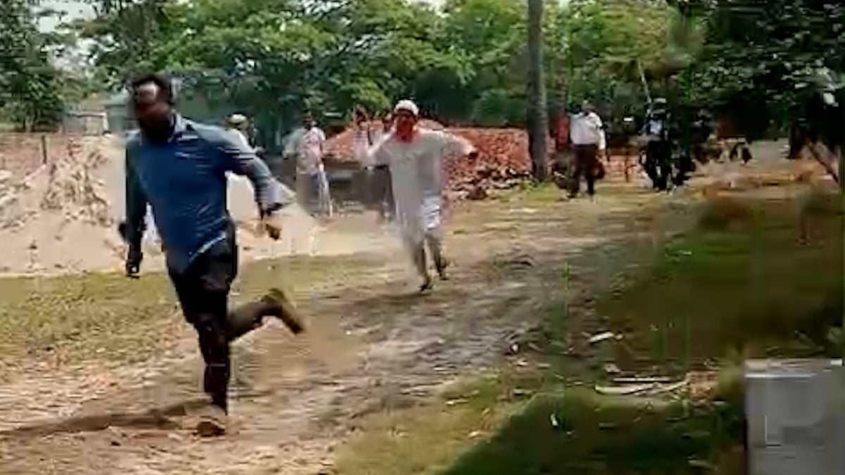 ব্রাহ্মণবাড়িয়ায় কাজের মান নিয়ে প্রশ্ন তোলায় প্রকৌশলীকে বাঁশ নিয়ে তাড়া