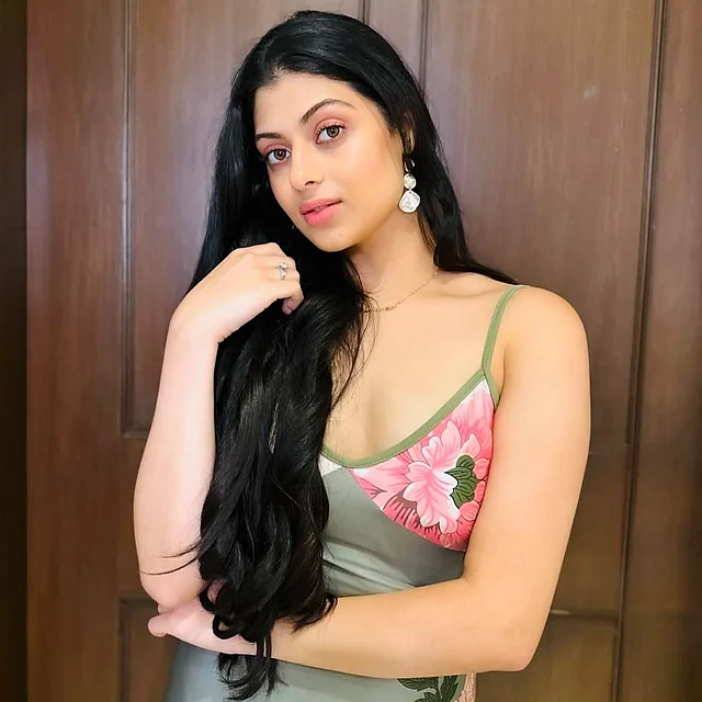 স্লিপড্রেসে স্টাইলিশ জানাই। সামনে তাঁর দিন আসছে, বলাই যায়