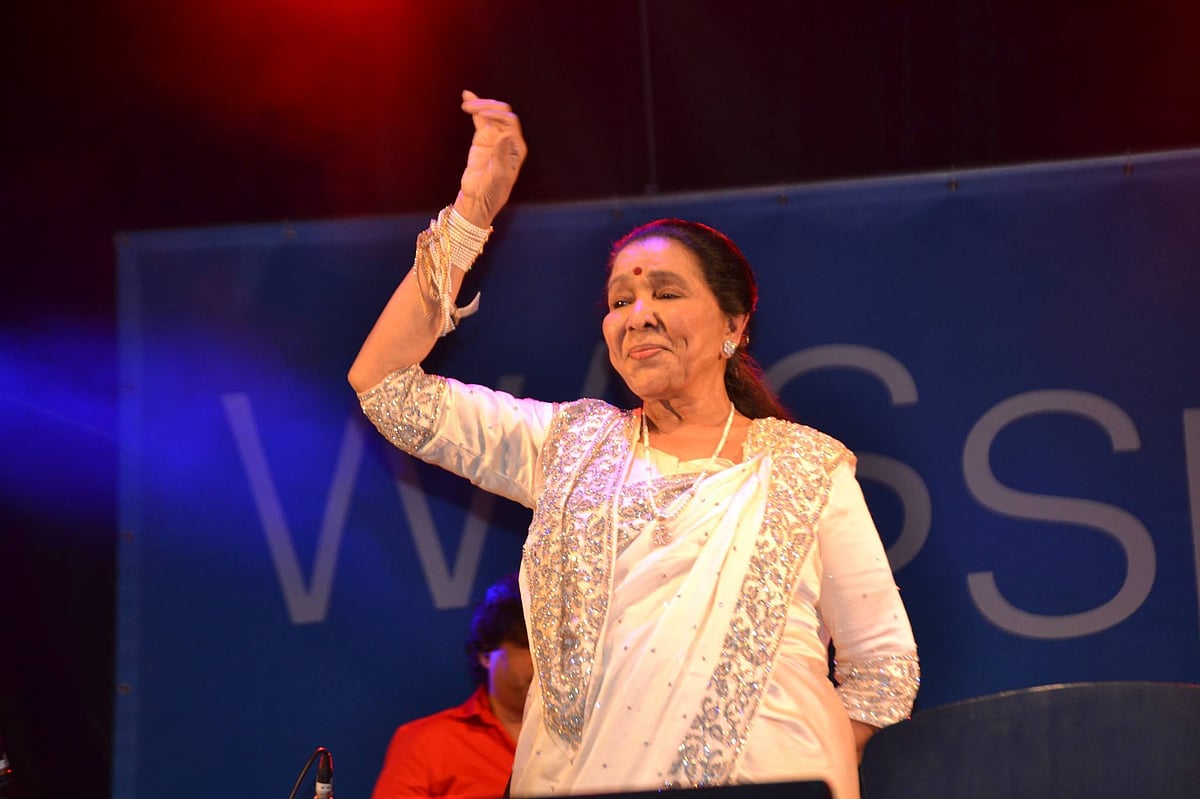 কাছ থেকে দেখা আশা ভোসলে