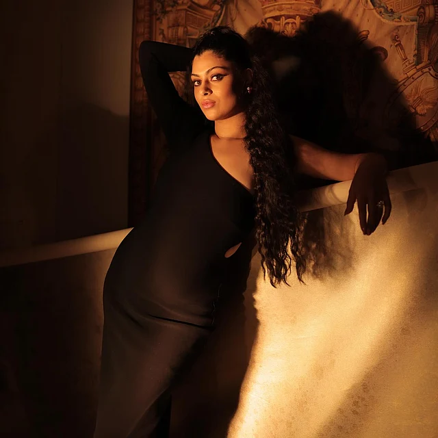 ওয়ান শোল্ডার কালো বডিকন ড্রেসের সঙ্গে নজর কাড়ছে এক ঢাল কালো কোকড়া চুল 