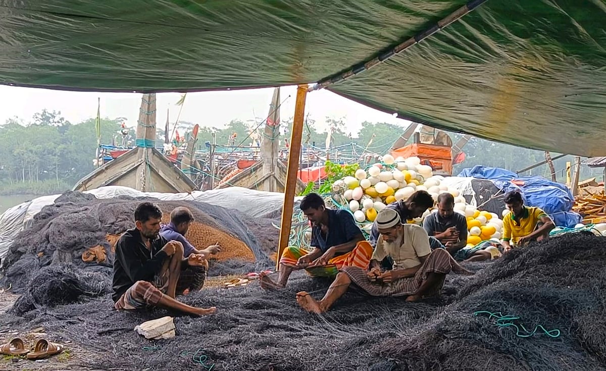 জ্বালানিসংকটের মধ্যেই সাগরে মাছ ধরায় ৫৮ দিনের নিষেধাজ্ঞা, দুশ্চিন্তায় জেলেরা