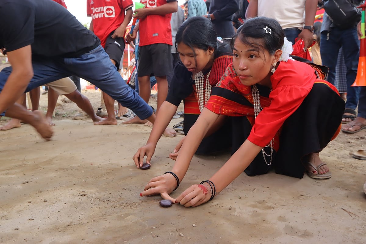 বিষু উৎসবে ঘিলাইখেলায় মেতে উঠে তঞ্চঙ্গ্যা সম্প্রদায়, কী এই খেলা