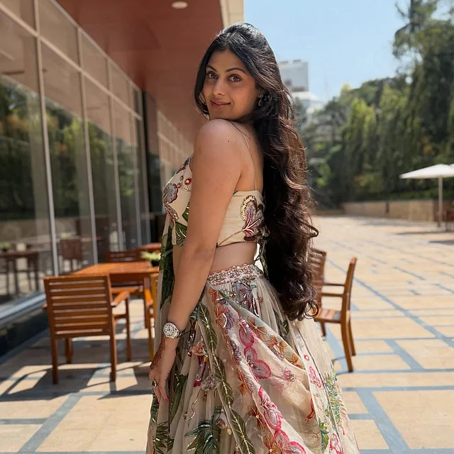 ফুলেল প্রিন্টের লেহেঙ্গায় জানাই 